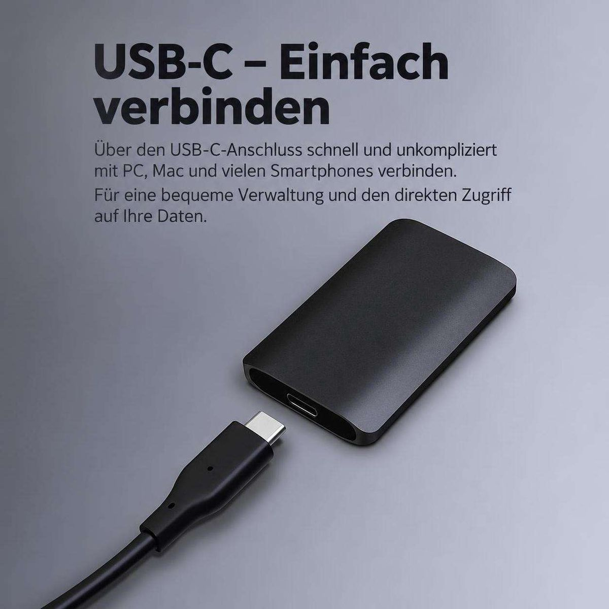 Ein schwarzer USB-C-Stecker nähert sich einem schwarzen externen Speichergerät auf grauem Hintergrund.