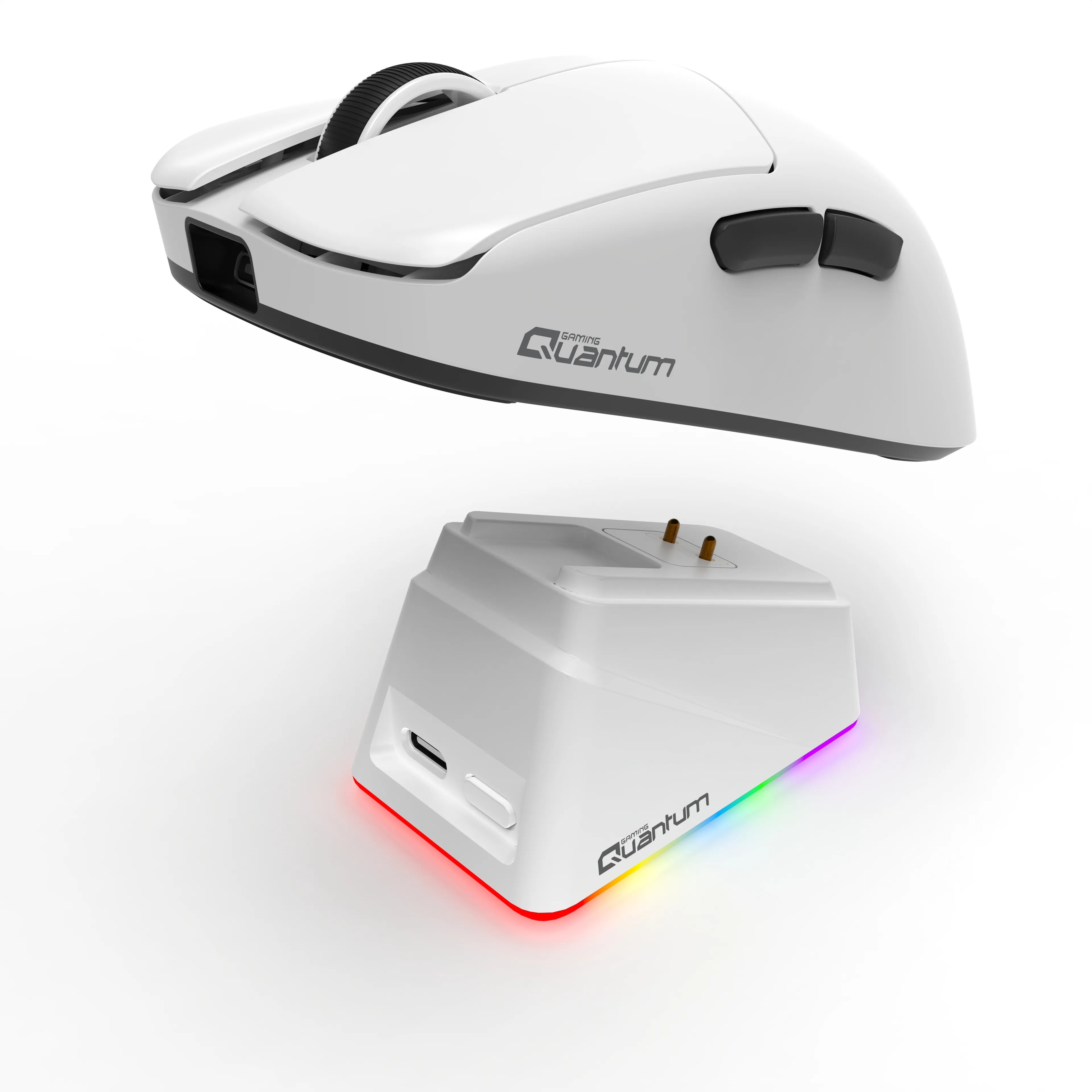 Beyaz bir Quantum oyuncu faresinin altında RGB aydınlatmalı uyumlu şarj istasyonu bulunuyor.