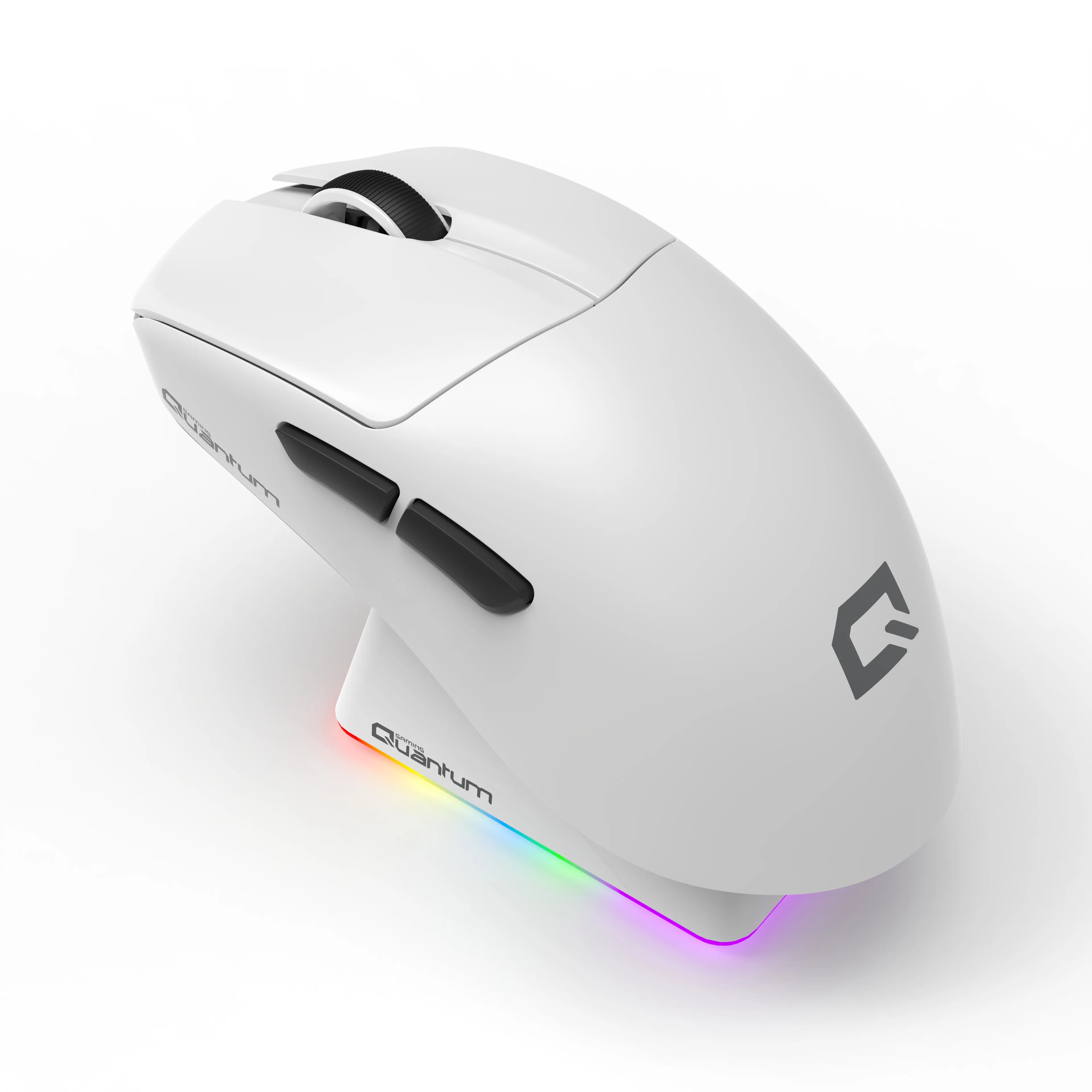 Beyaz arka planda RGB aydınlatmalı şarj istasyonunda beyaz bir oyuncu faresi.