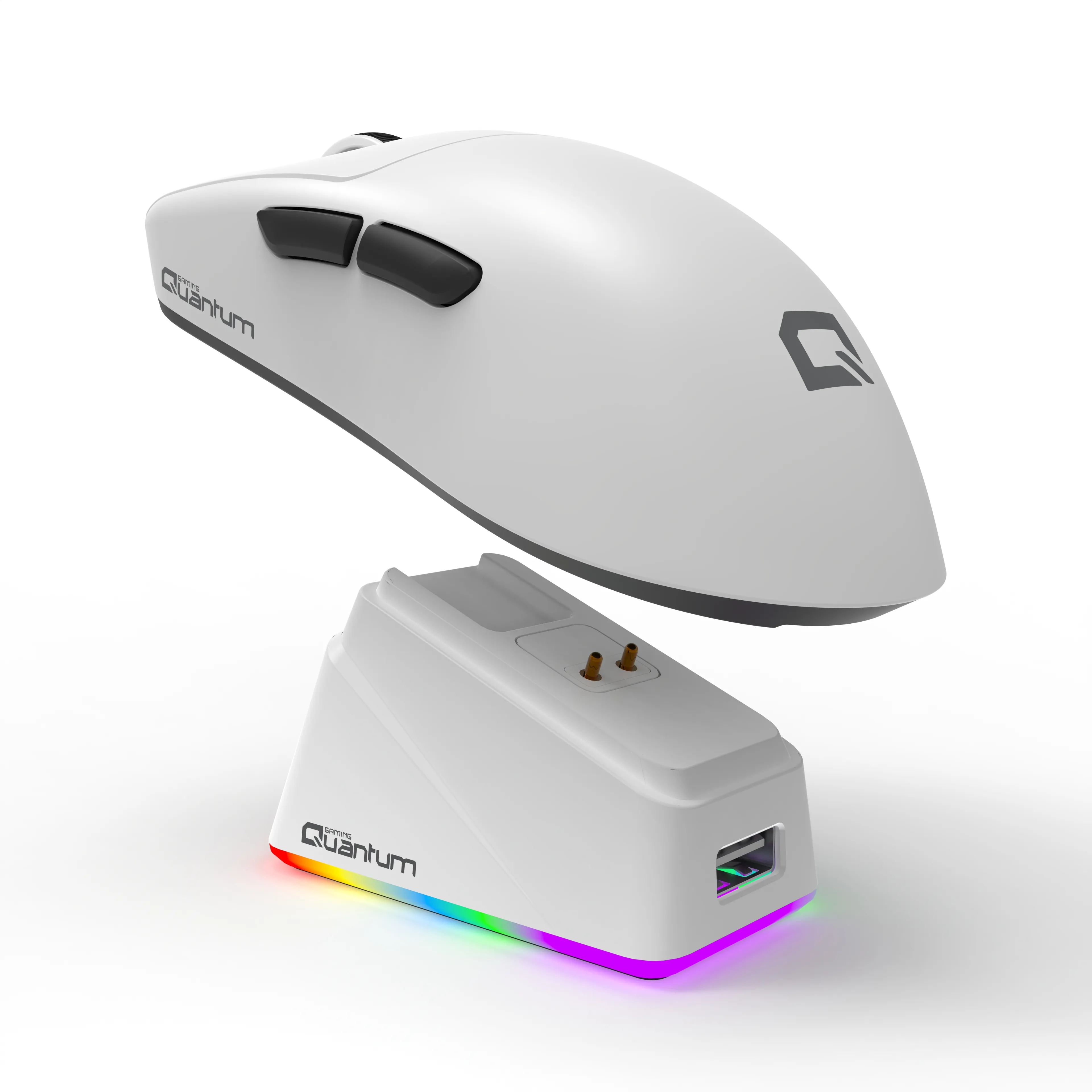 Beyaz bir oyuncu faresi, beyaz bir arka planda RGB aydınlatmalı ve USB bağlantı noktalı şarj istasyonunun üzerinde duruyor.