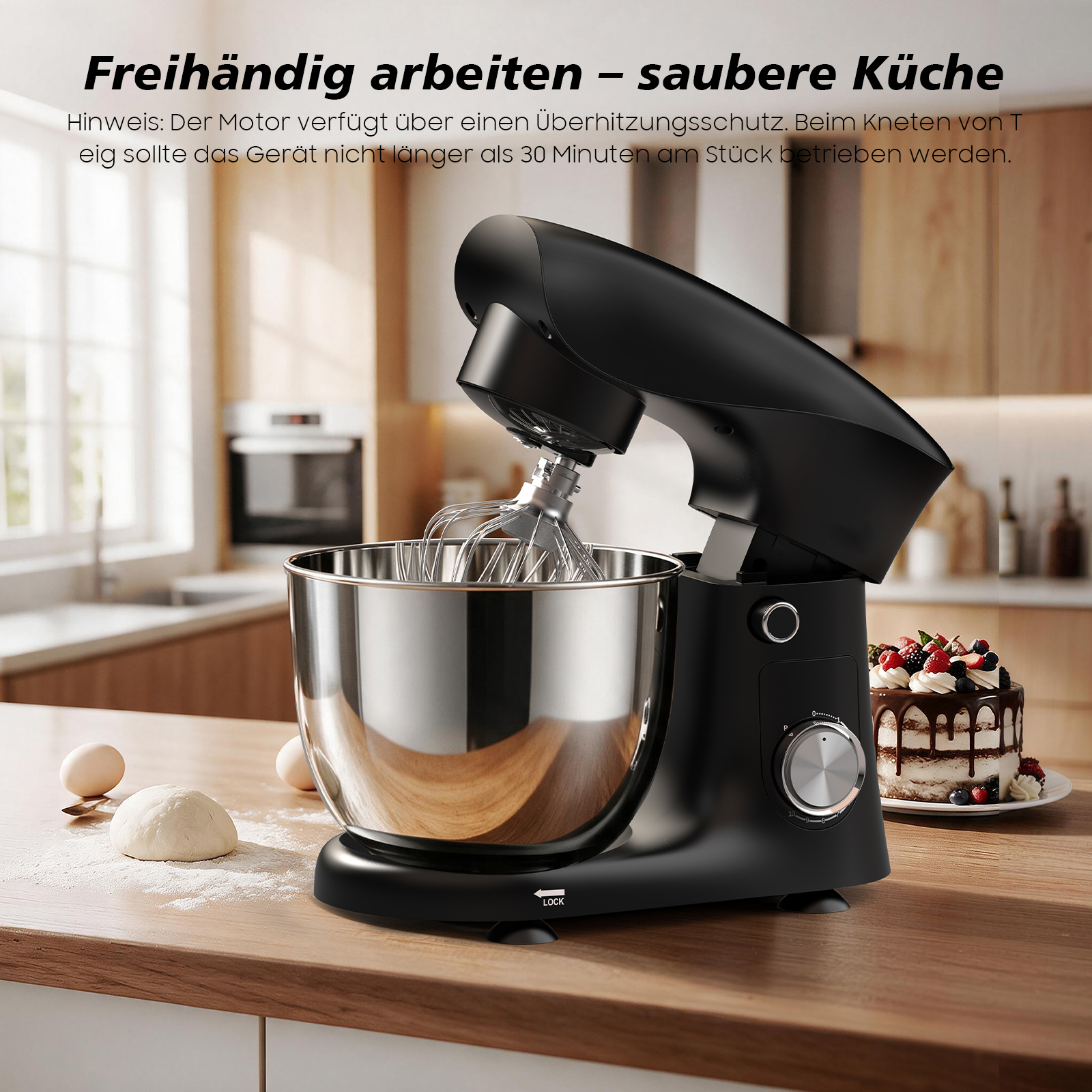 Eine schwarze Küchenmaschine auf einer Holztheke mit Teig, Eiern und einem Kuchen im Hintergrund.
