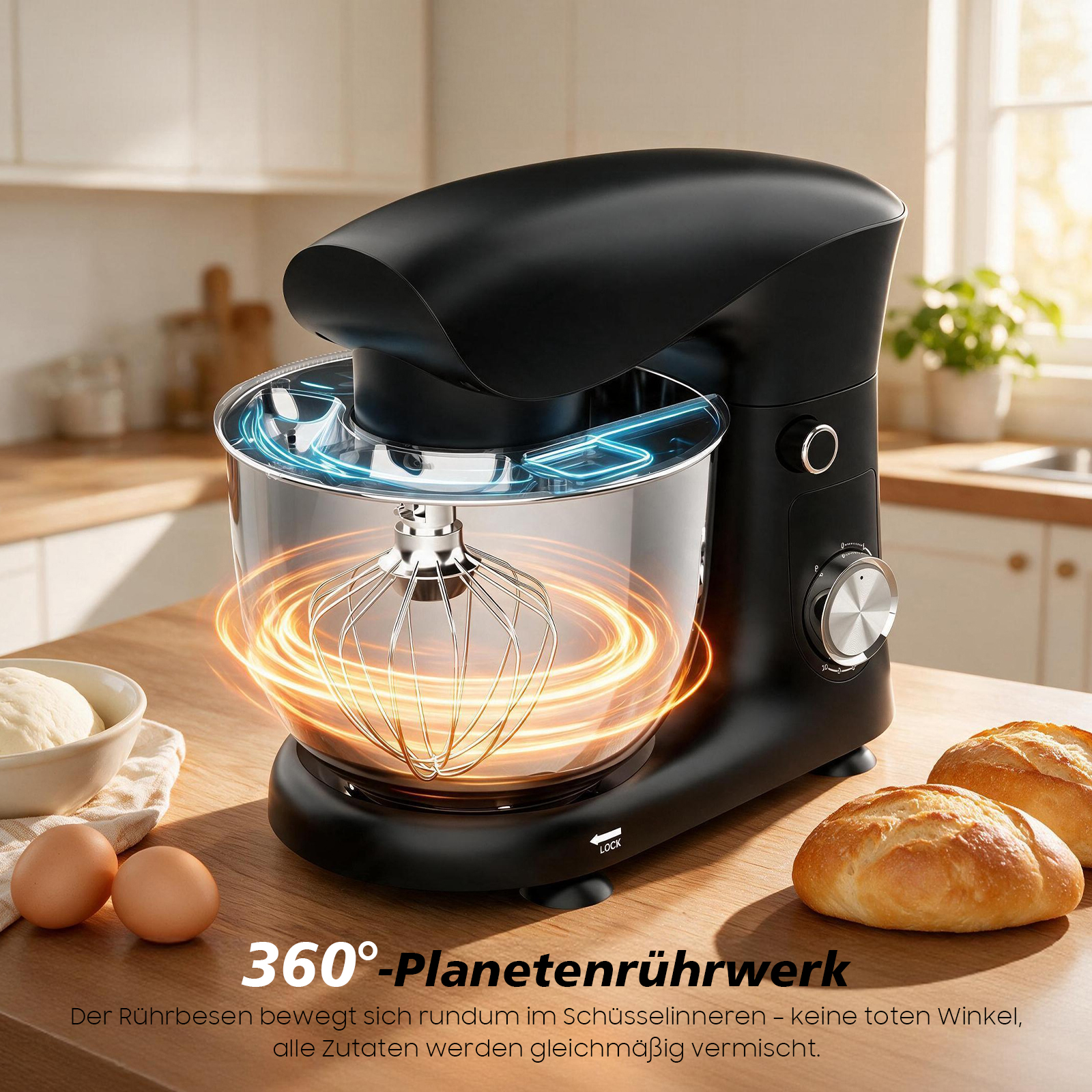 Schwarze Küchenmaschine auf Holztisch mit Glas schüssel, Eiern und Brot.