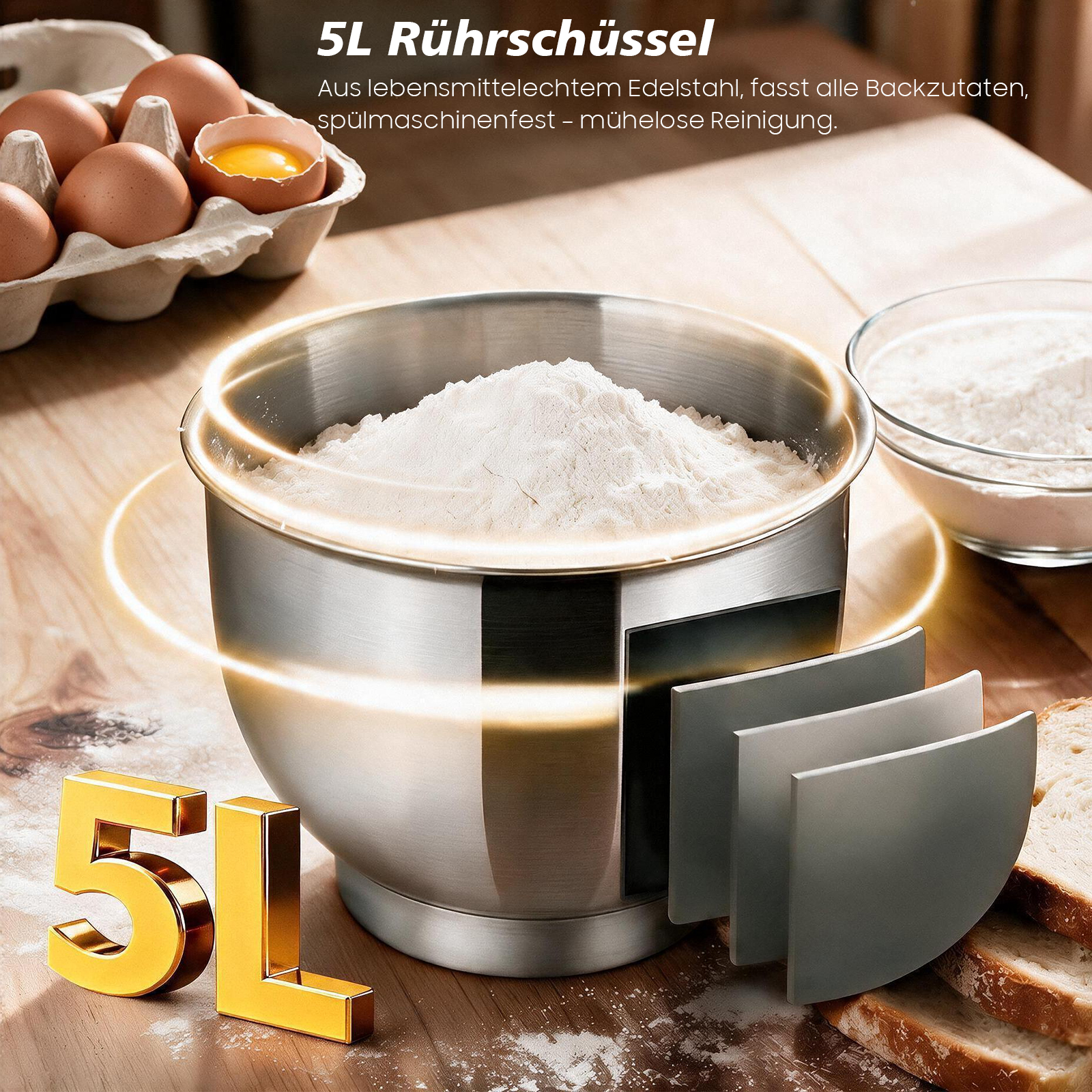 Edelstahl-Rührschüssel mit Mehl gefüllt, umgeben von Eiern, Brot und einer Schüssel auf Holz.