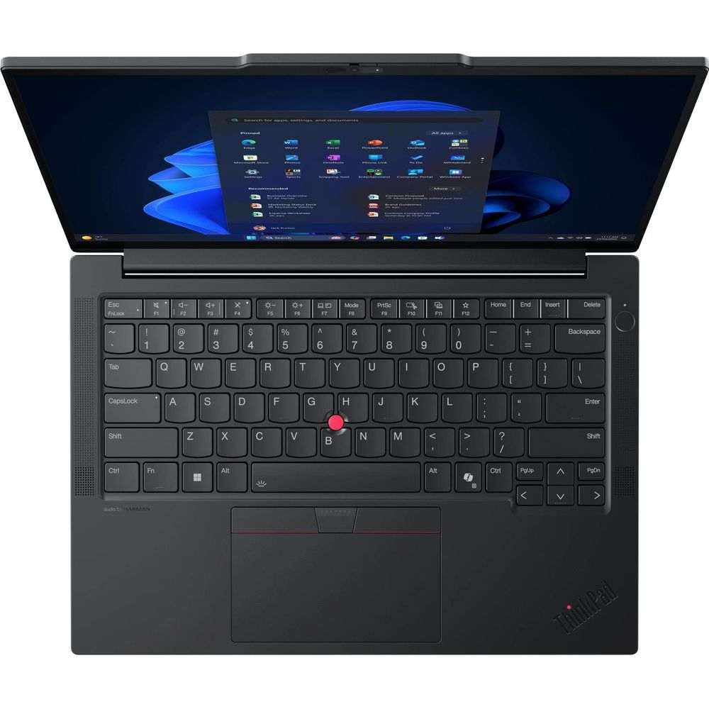 Vista dall'alto di un laptop nero aperto che mostra tastiera, trackpad e schermo con Windows 11.