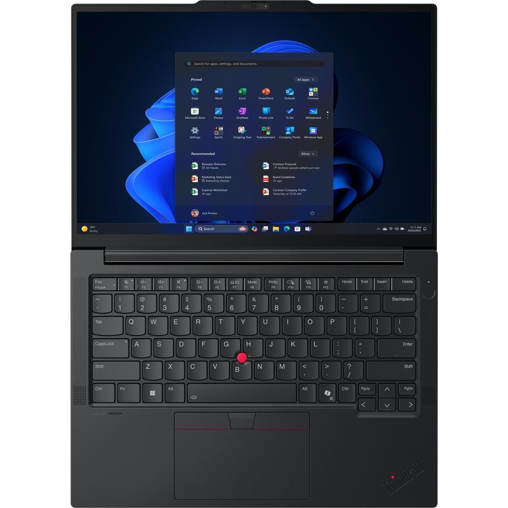 Un laptop nero mostra il menu Start di Windows 11 e ha una tastiera con un TrackPoint rosso.