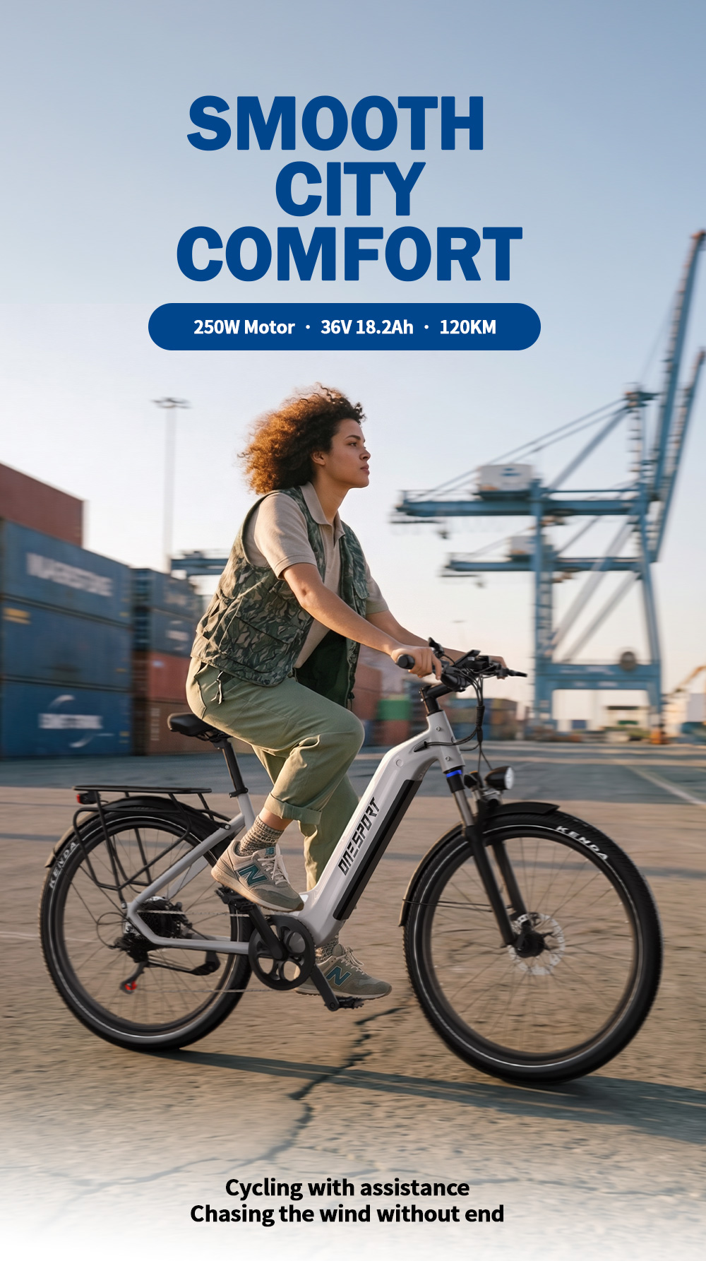 Una donna guida una e-bike bianca in un porto con container sullo sfondo.