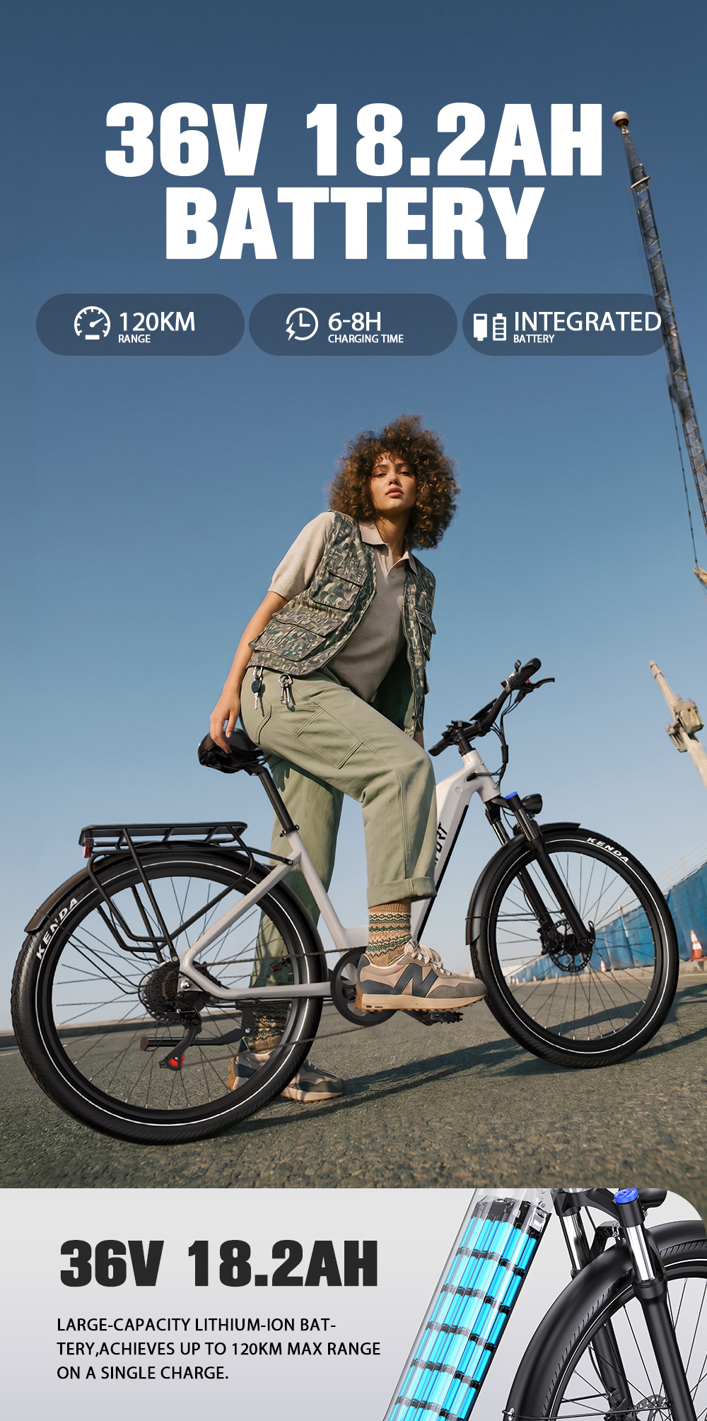 Una donna con i capelli ricci posa su una e-bike bianca sotto un cielo azzurro. Testo promozionale evidenzia batteria da 36V.