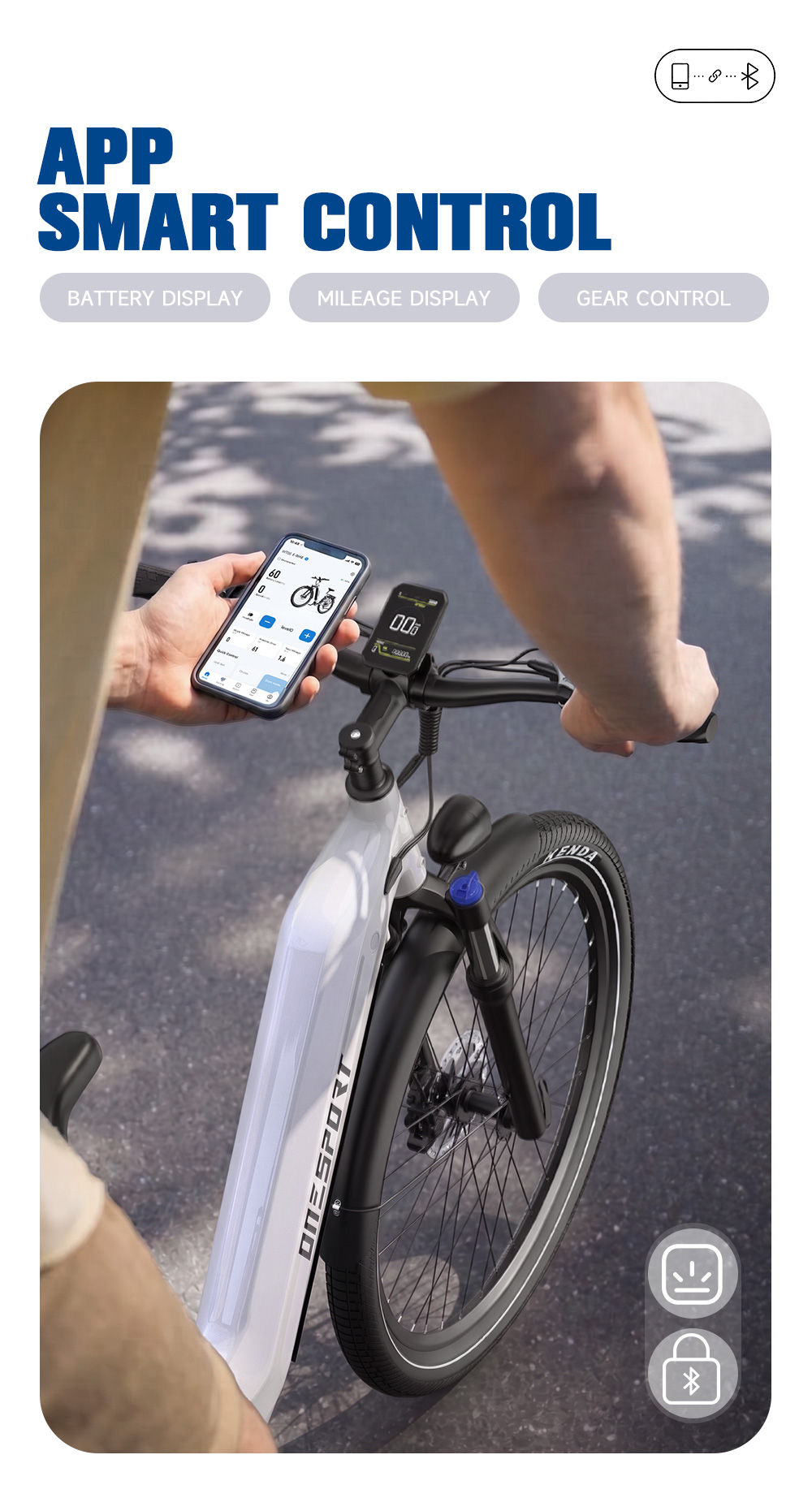 Una persona tiene uno smartphone con un'app sopra il manubrio di una e-bike bianca.