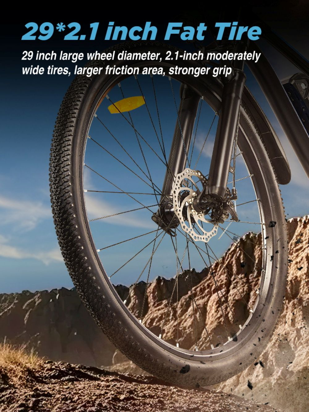 Pneumatico di bicicletta su terreno roccioso con cielo blu.