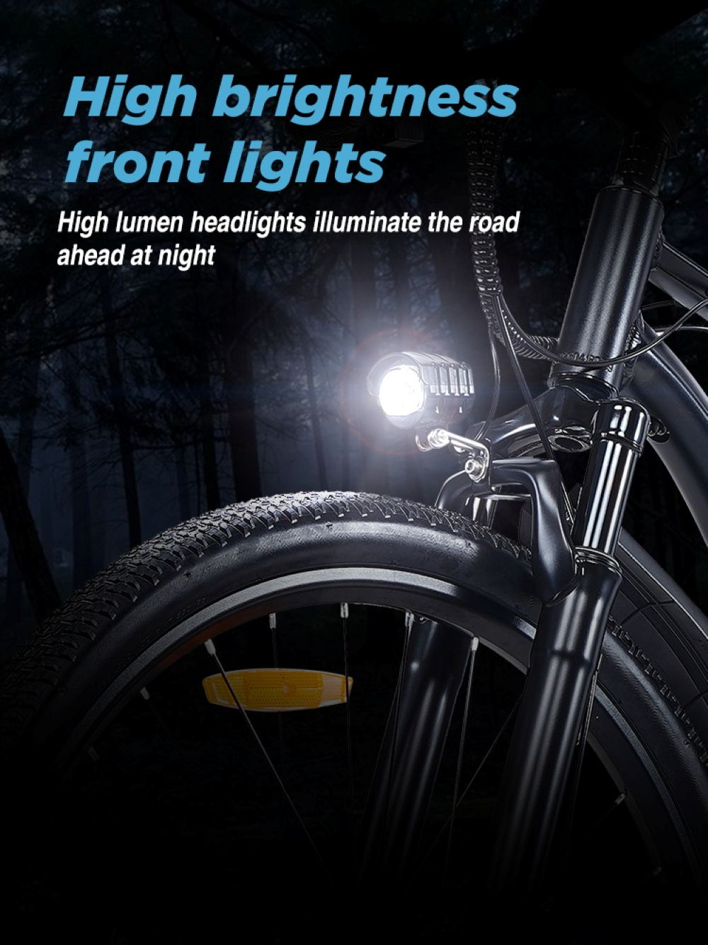 Un faro per bicicletta luminoso illumina un sentiero boscoso di notte.