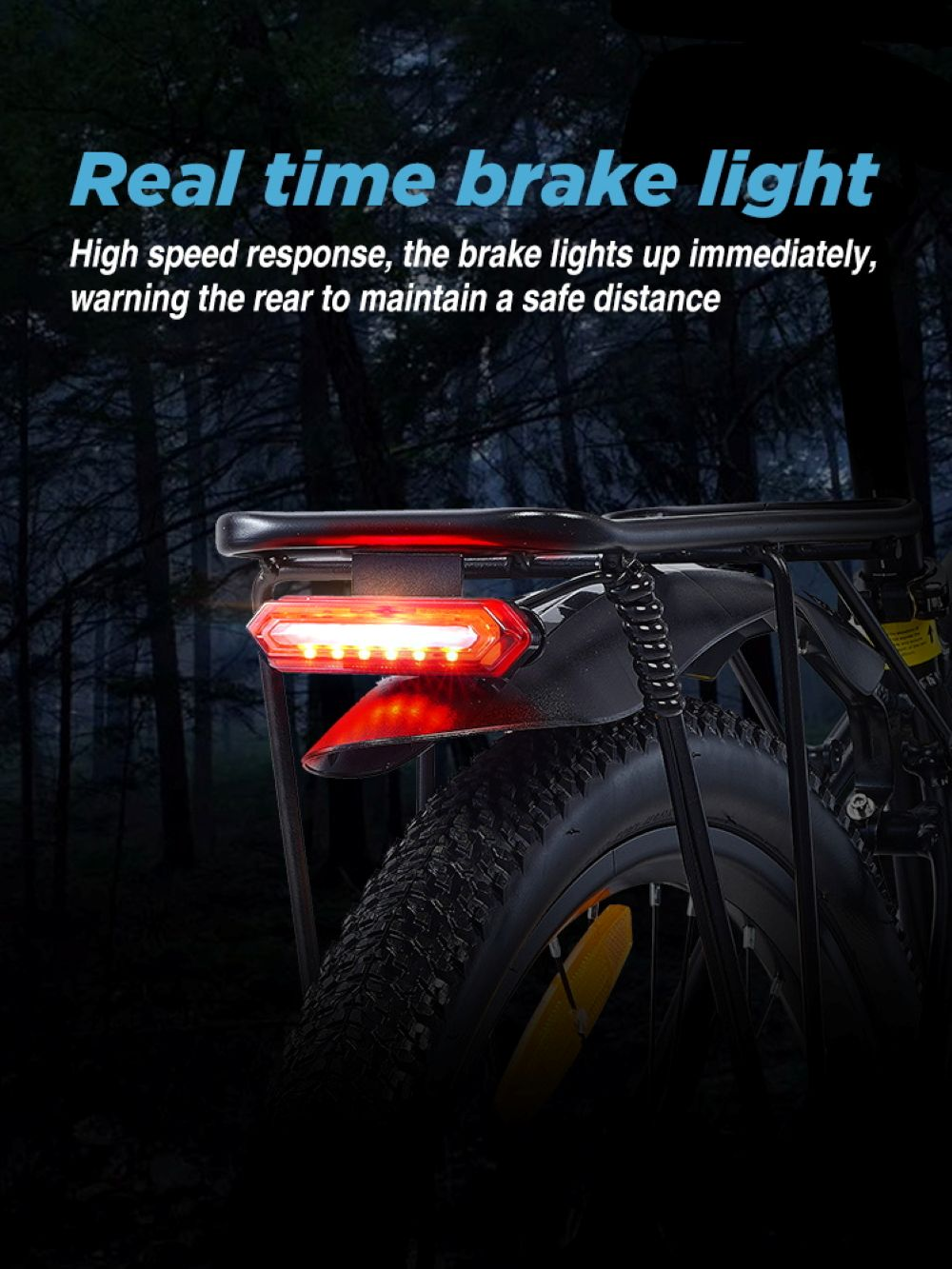 Una luz trasera de bicicleta roja iluminada en un portaequipajes en un bosque de noche, con texto.