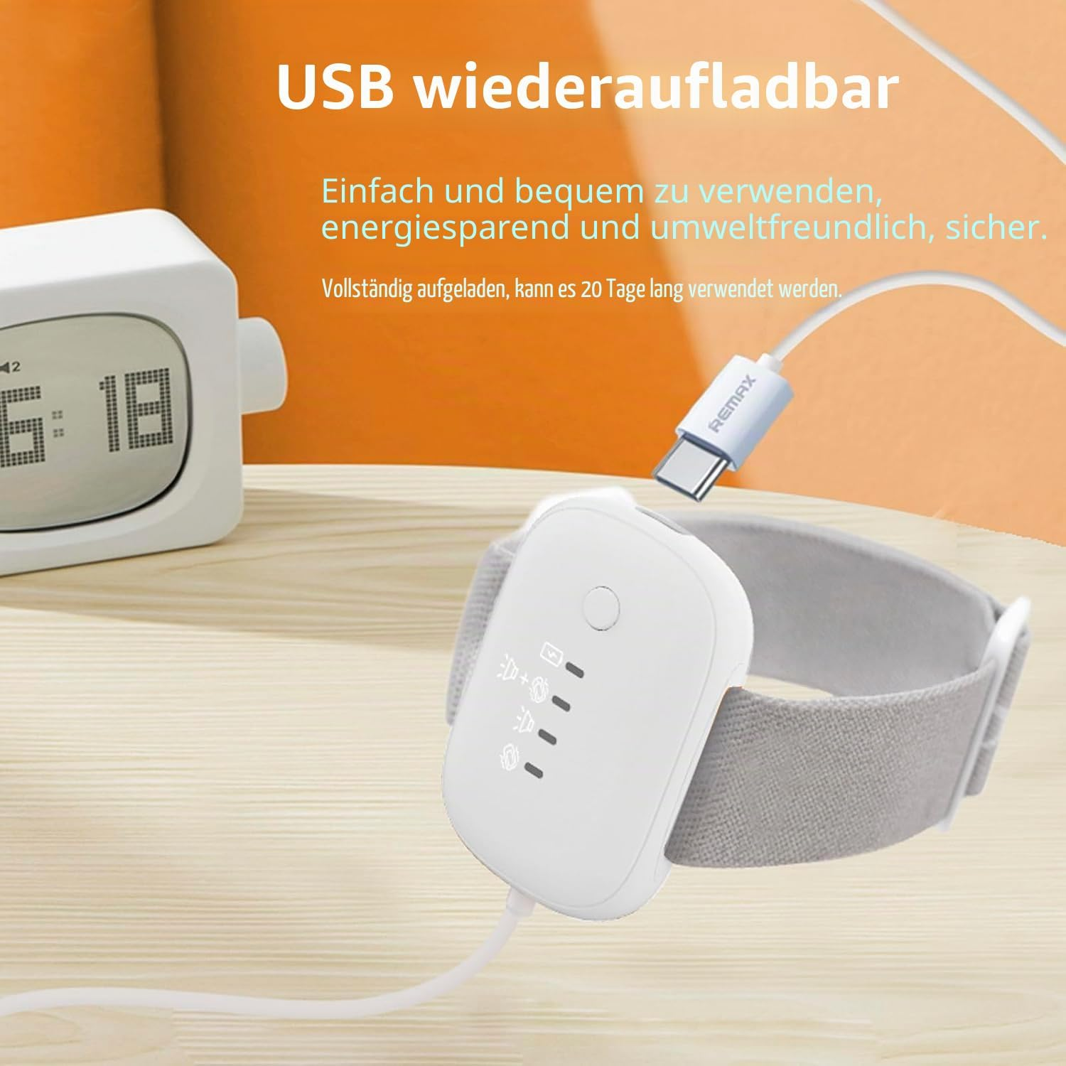 Ein weißes Anti-Mücken-Armband auf einem Holztisch wird mit USB aufgeladen, im Hintergrund ist eine Uhr zu sehen.