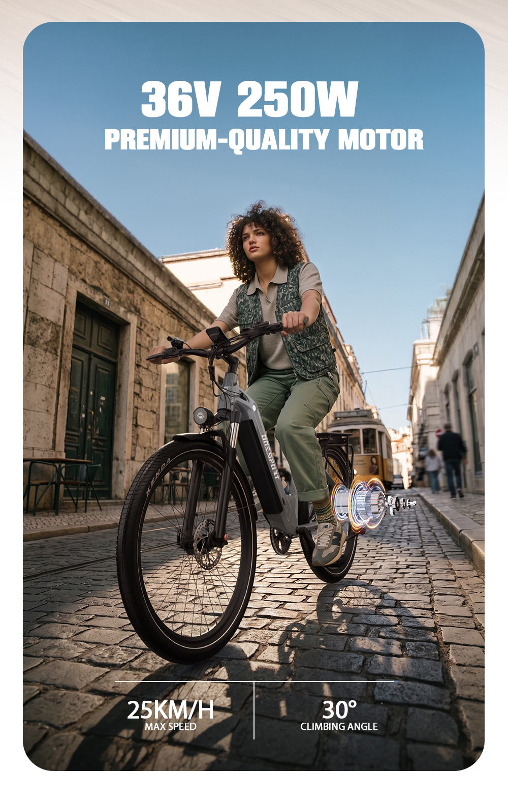 Una donna guida una e-bike lungo una vecchia strada acciottolata con edifici storici.