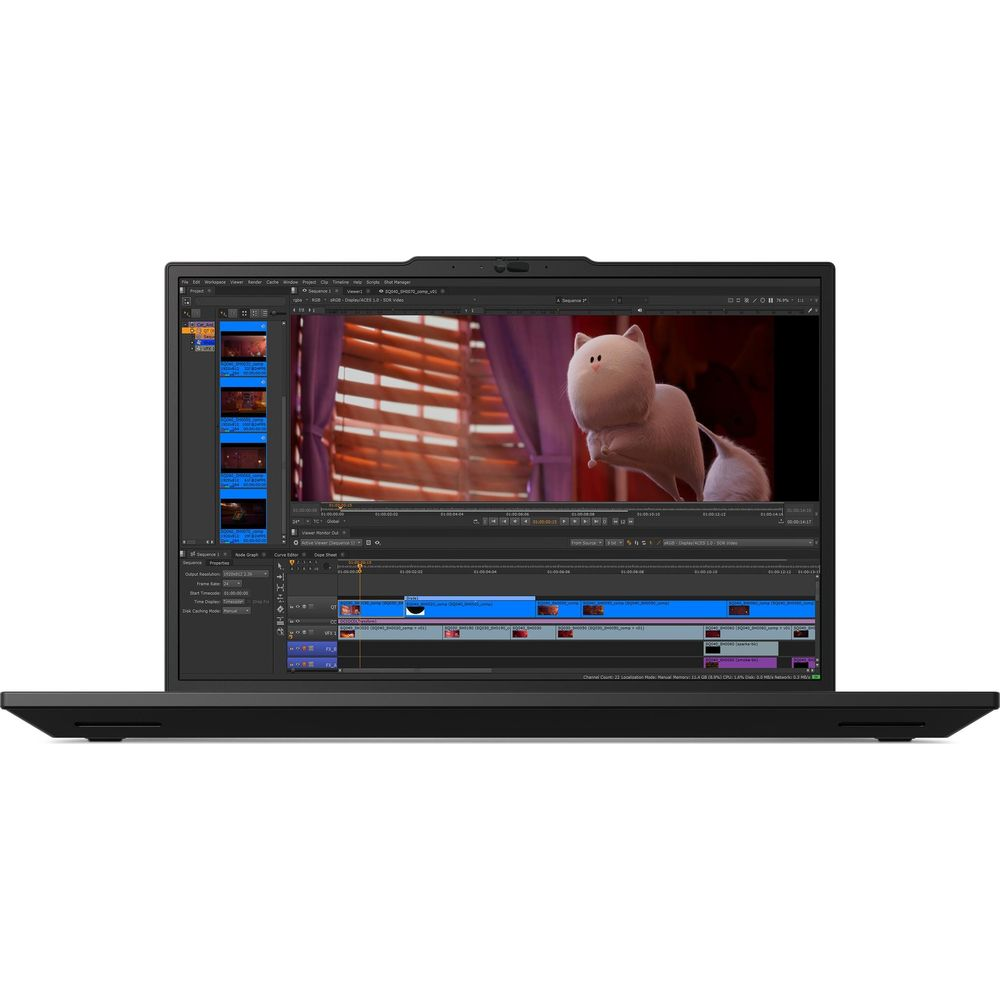 Un laptop nero mostra un software di montaggio video con un gatto animato sullo schermo.