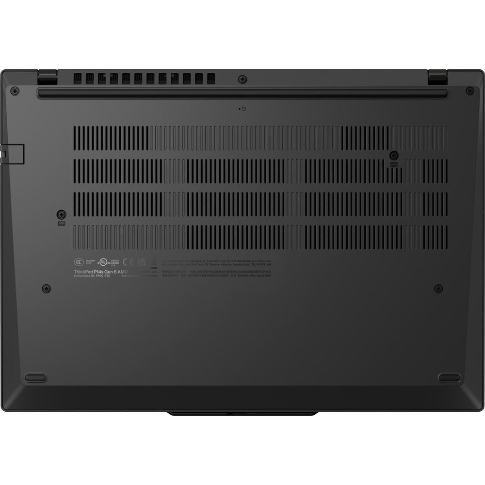 Le panneau inférieur noir d'un ordinateur portable ThinkPad présente des fentes de ventilation et des vis.