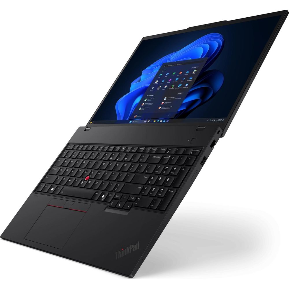 Un laptop ThinkPad nero con schermo aperto che mostra uno sfondo blu e l'interfaccia di Windows.