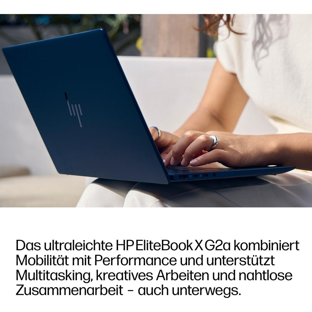 Une femme tape sur un HP EliteBook bleu sur un banc.