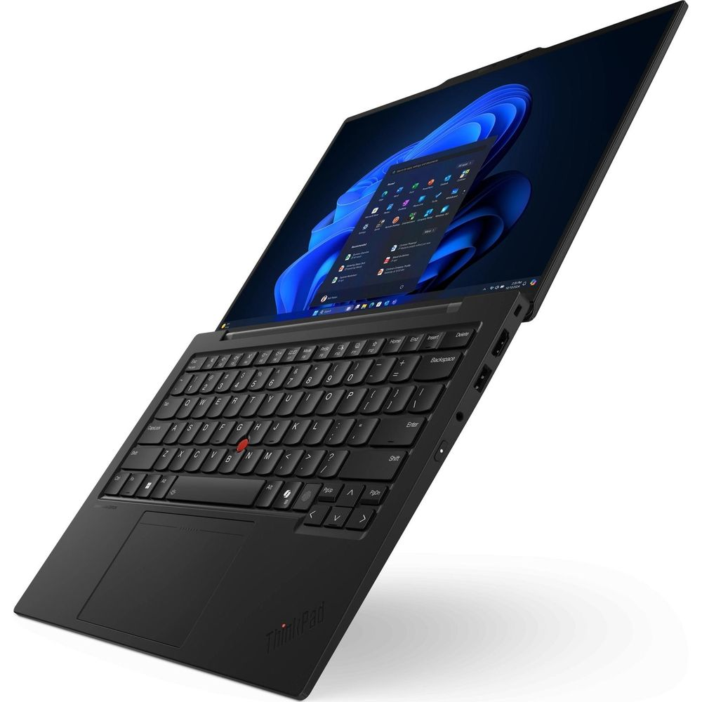 Un laptop ThinkPad nero è mostrato di sbieco, con uno sfondo del desktop blu sullo schermo.