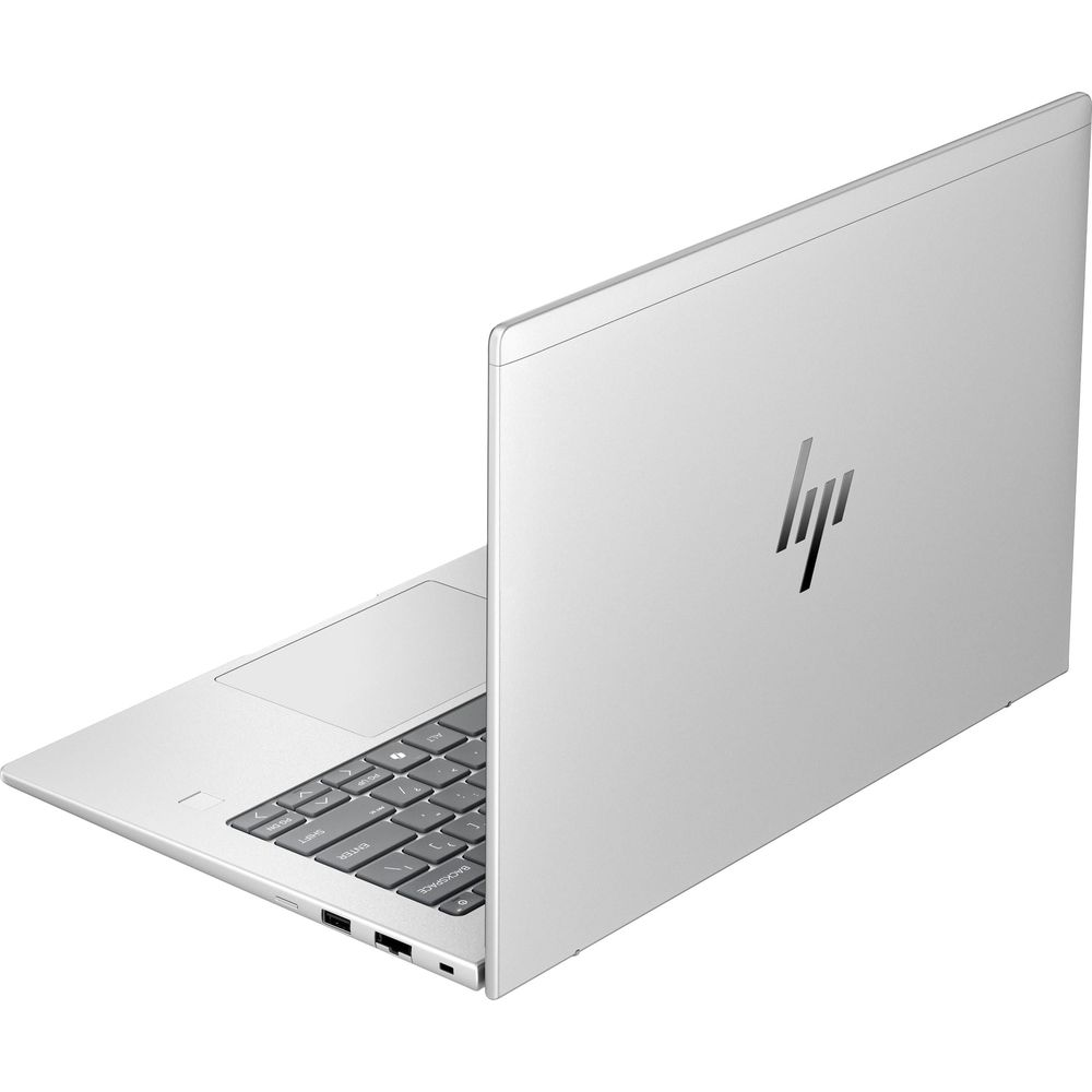 Un ordinateur portable HP argenté sur fond blanc, vu de côté, montrant le clavier et les ports.