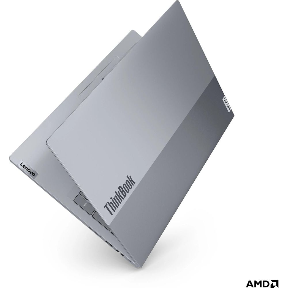 Un ordinateur portable Lenovo ThinkBook argenté est positionné en diagonale sur fond blanc, avec le logo AMD en bas à droite.