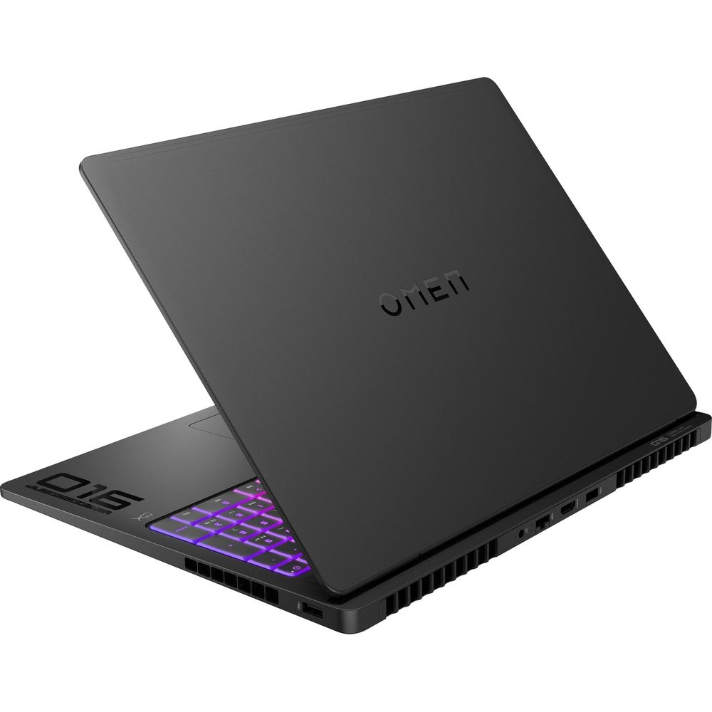 Un computer portatile HP Omen 16 nero con tastiera illuminata su sfondo bianco.