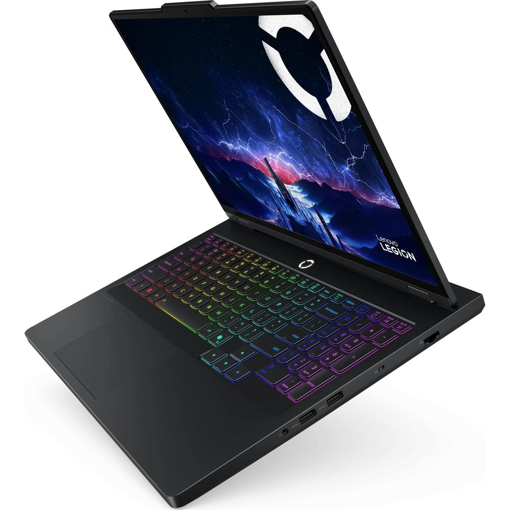 Un computer portatile nero con tastiera retroilluminata e schermo con paesaggio tempestoso.