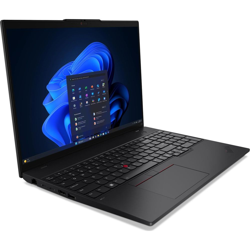 Un ordinateur portable noir avec Windows 11 à l'écran, photographié sur fond blanc.