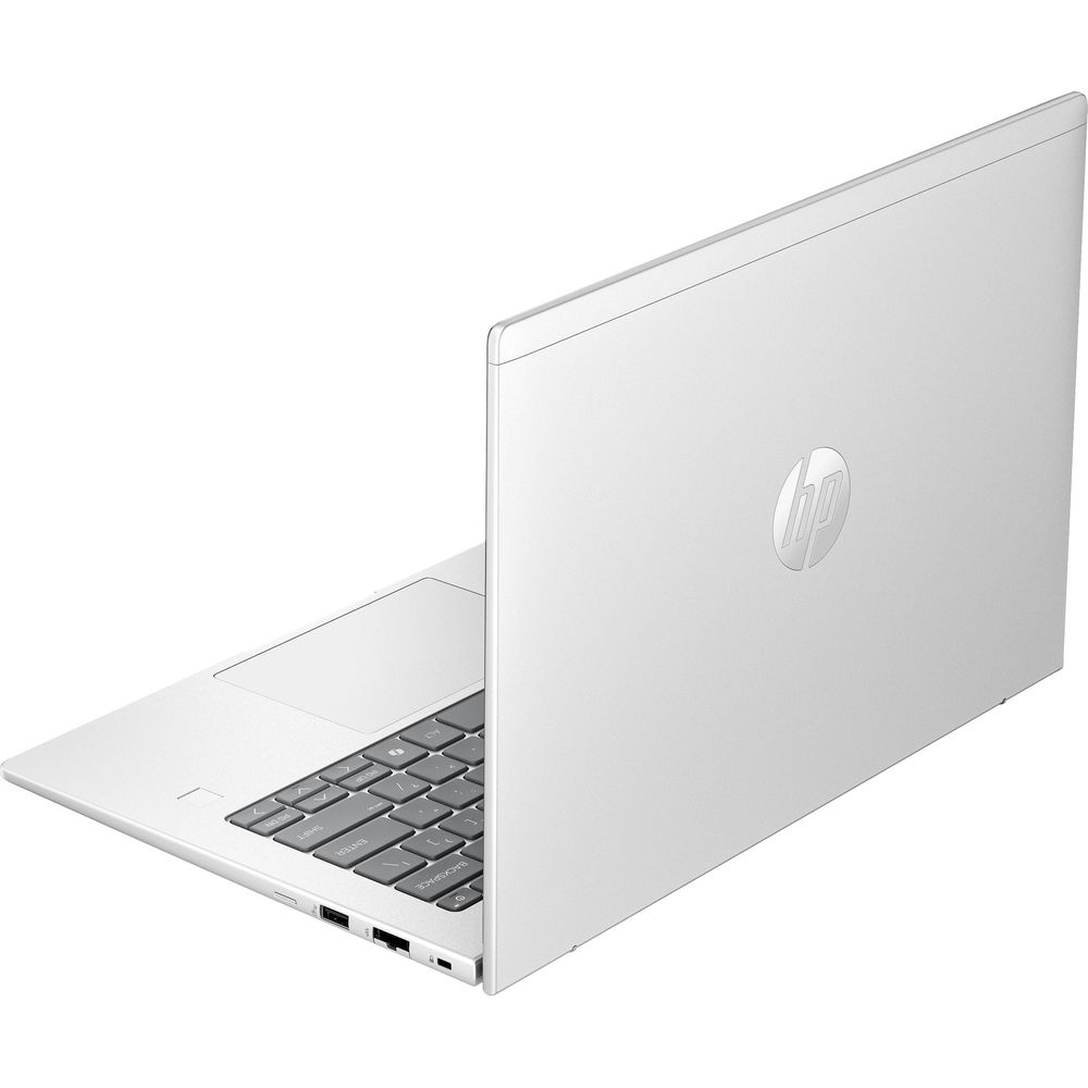 Un ordinateur portable HP argenté est légèrement ouvert sur fond blanc, montrant son clavier et le logo HP.