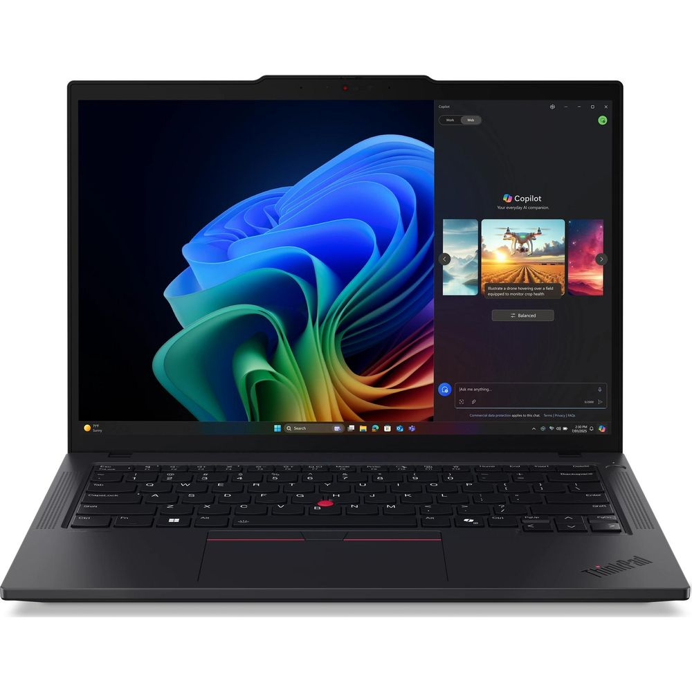 Un computer portatile ThinkPad nero aperto con uno sfondo astratto e la barra laterale Copilot.