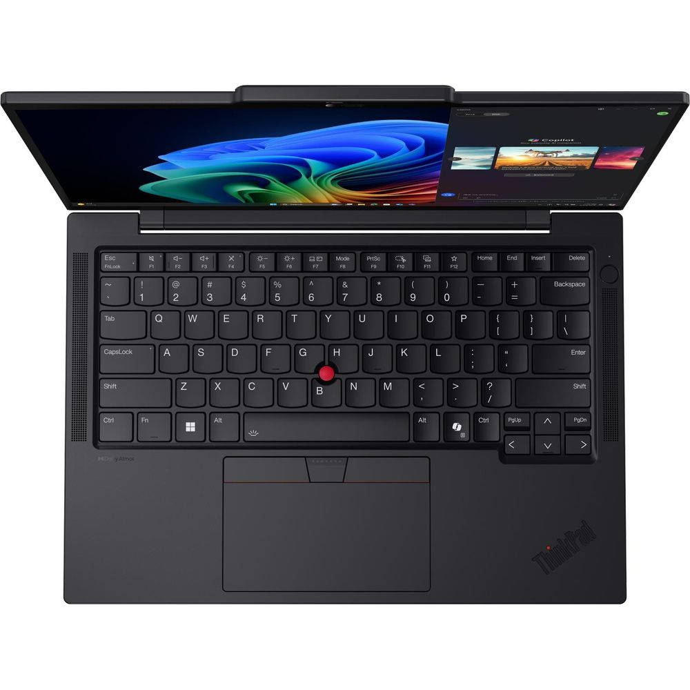 Vista dall'alto di un laptop nero aperto, con tastiera, trackpoint rosso e schermo blu.
