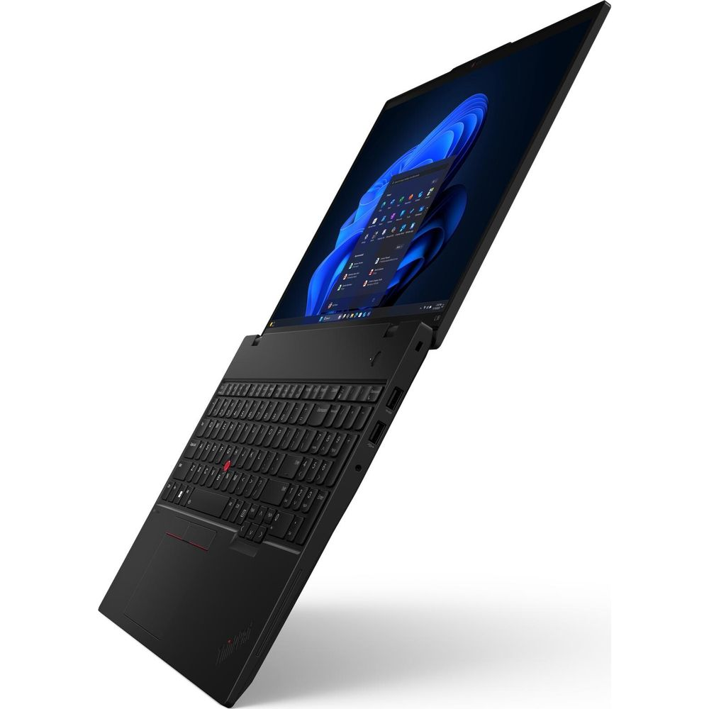 Un ordinateur portable noir vu sous un angle, présentant son clavier, son pavé tactile et son écran ouvert avec un fond bleu.