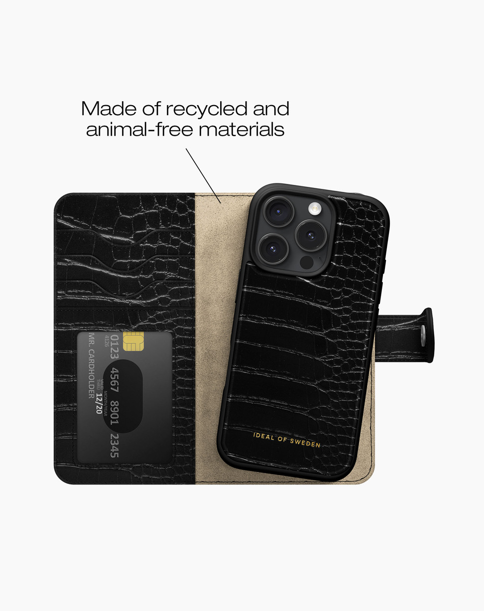Schwarze Krokodilleder-Handyhülle mit Kartenhalter und Text über recycelte Materialien.