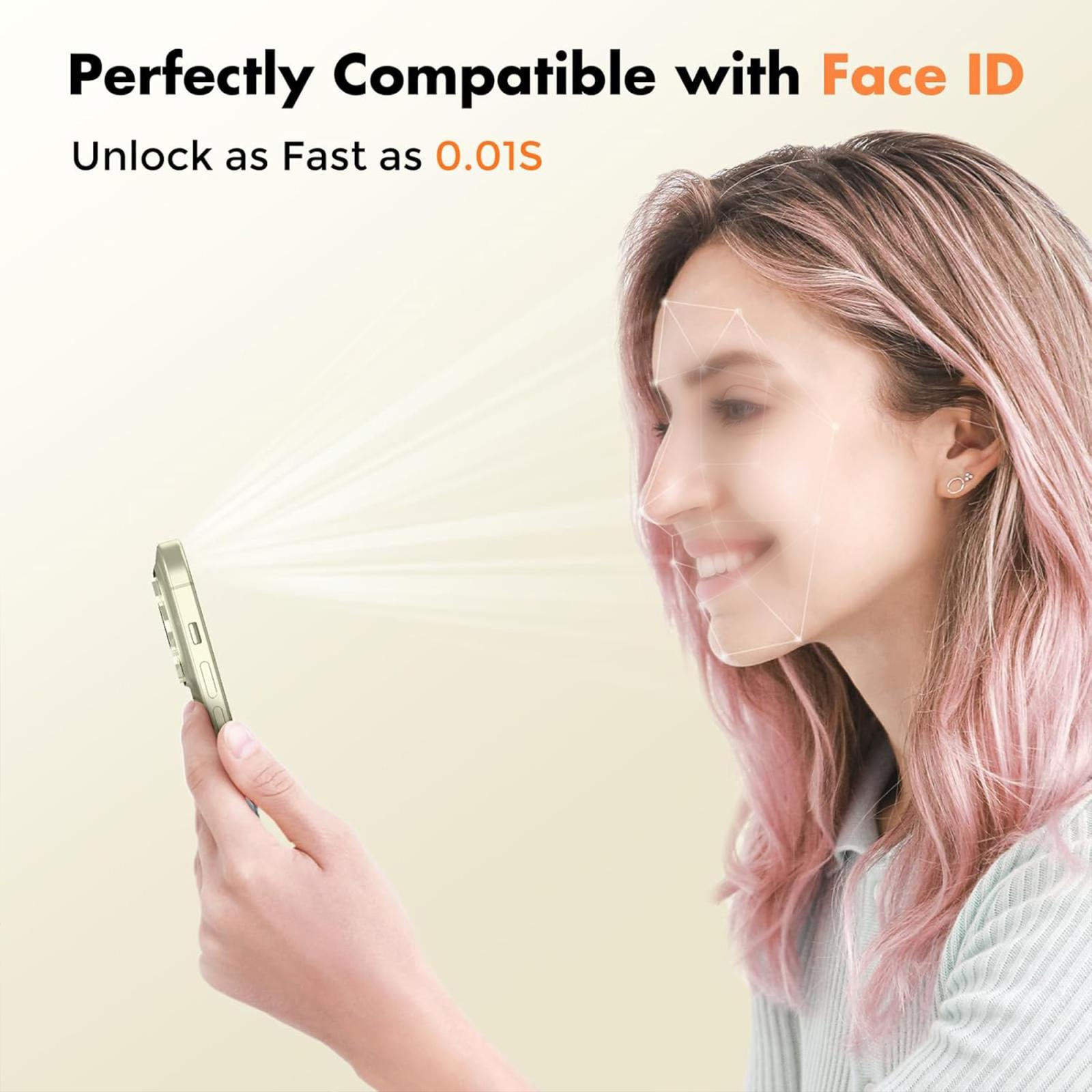 Eine blonde Frau lächelt, während ihr Gesicht von einem Smartphone per Face ID gescannt wird.