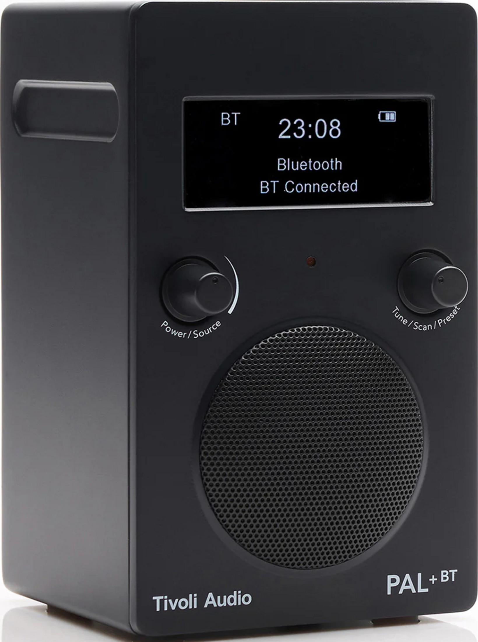 Schwarzes Tivoli Audio PAL+ BT Radio mit Display, Knöpfen und Lautsprecher auf weißem Hintergrund.