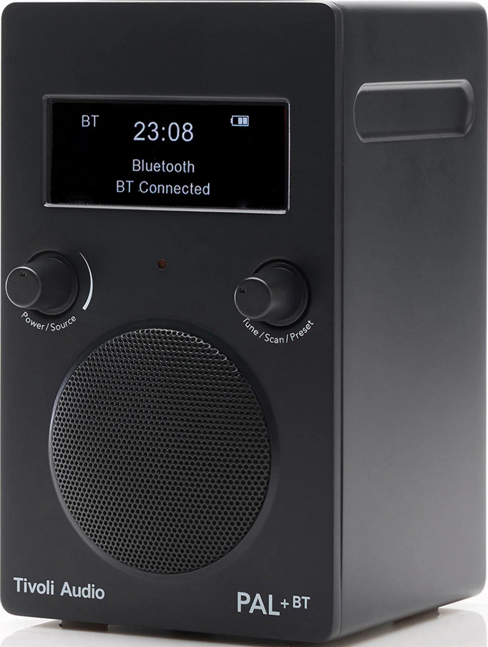 Ein schwarzes Tivoli Audio PAL+ BT Radio mit Display, Knöpfen und rundem Lautsprecher auf hellem Hintergrund.