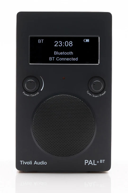 Schwarzes Tivoli Audio PAL+ BT Radio mit Display, Knöpfen und Lautsprecher auf weißem Hintergrund.