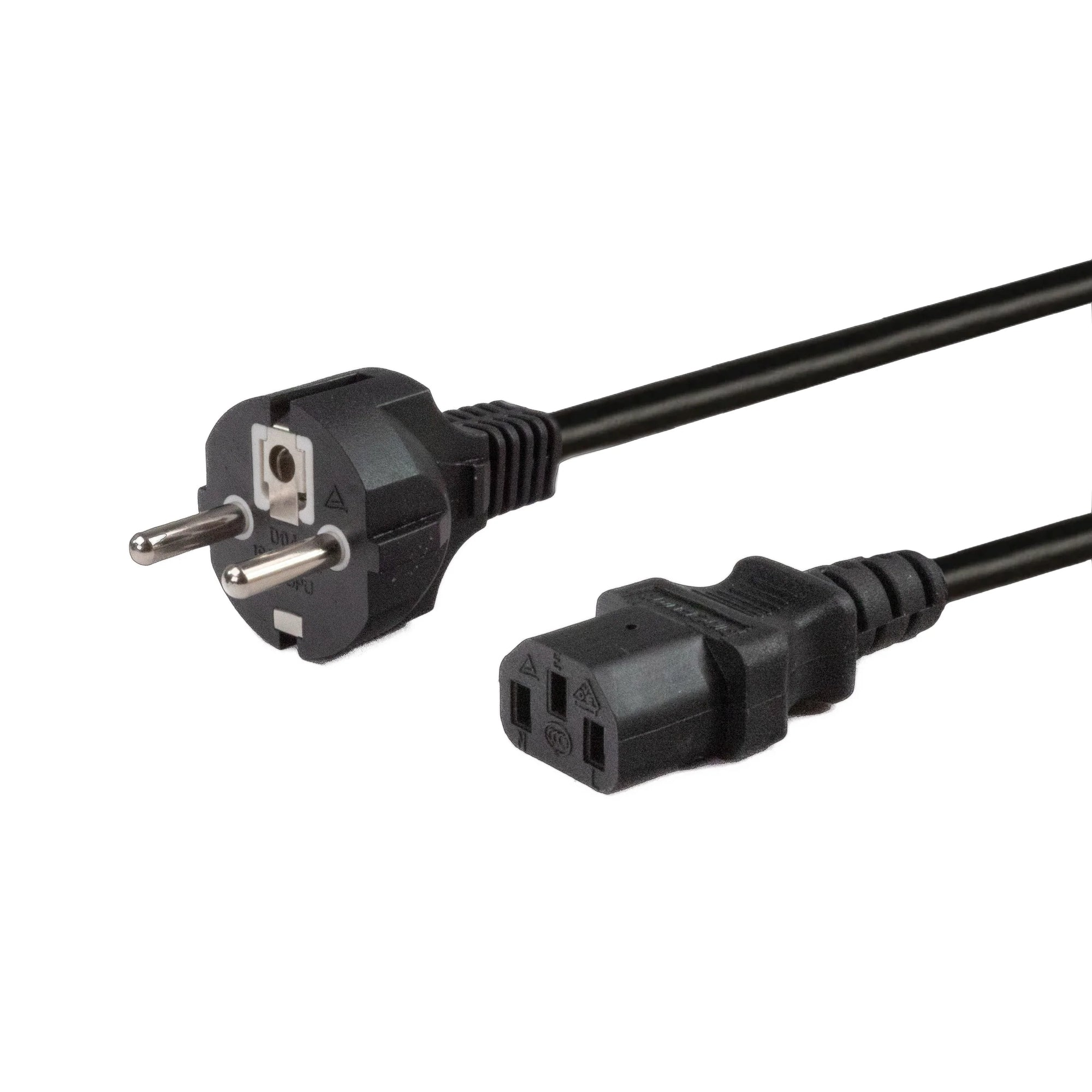 Ein schwarzes Netzkabel mit Schutzkontaktstecker und Kaltgerätestecker auf weißeem Hintergrund.