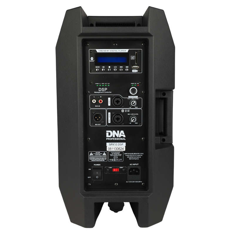 Rückseite eines schwarzen DNA Professional SPX10 DSP Lautsprechers mit Kontrollknöpfen, Displays und Anschlüssen.