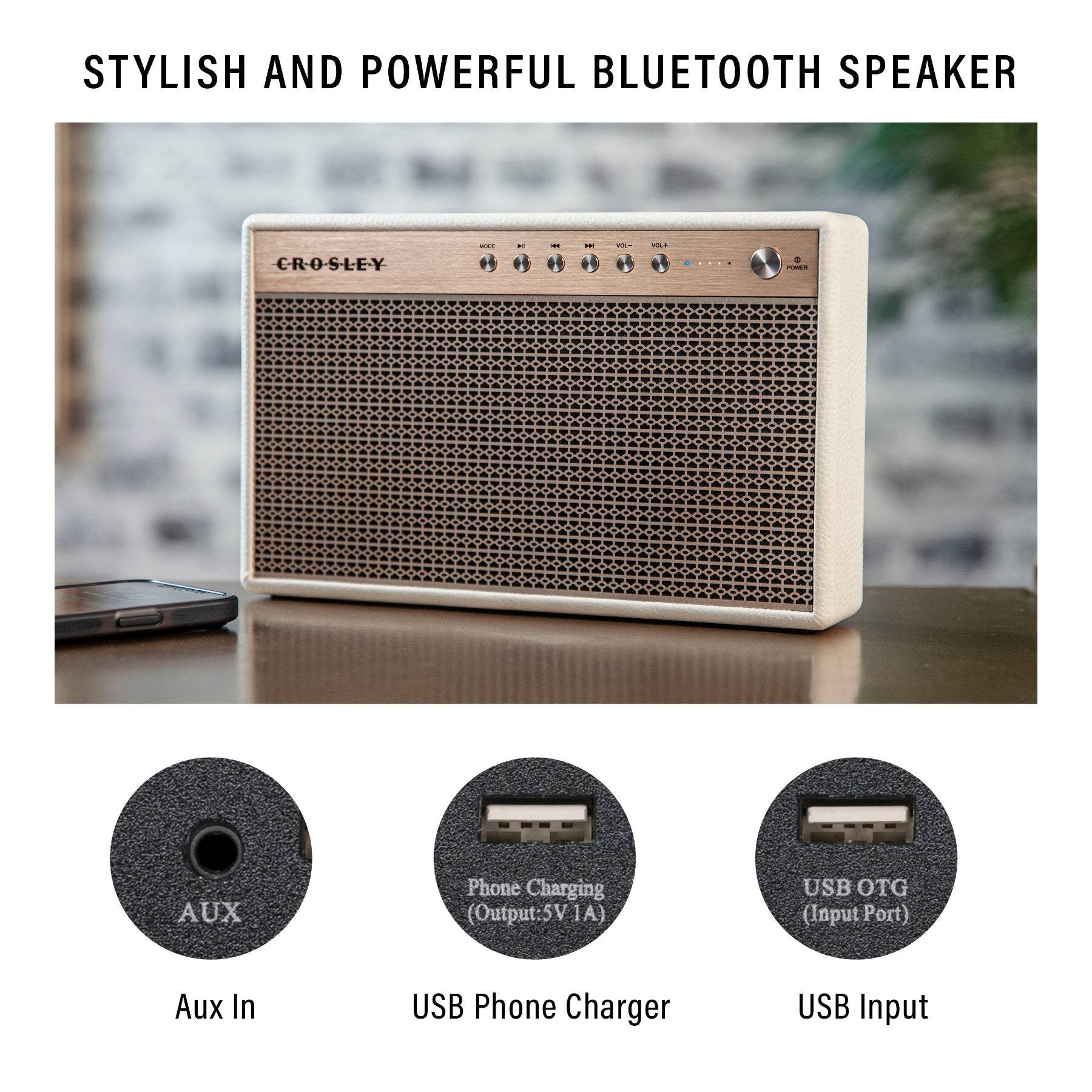 Ein beiger Crosley Bluetooth-Lautsprecher mit Tasten, Gitter und drei Anschlüssen: Aux In, USB-Ladegerät und USB-Eingang.