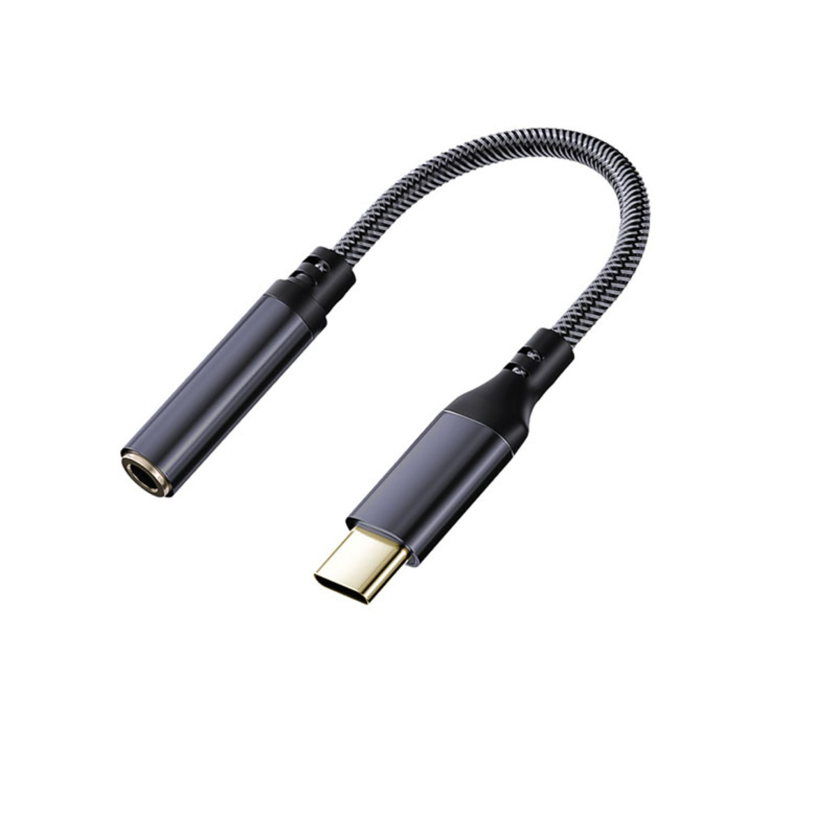 Ein USB-C-auf-Klinke-Adapter mit geflochtenem Kabel vor weißem Hintergrund.