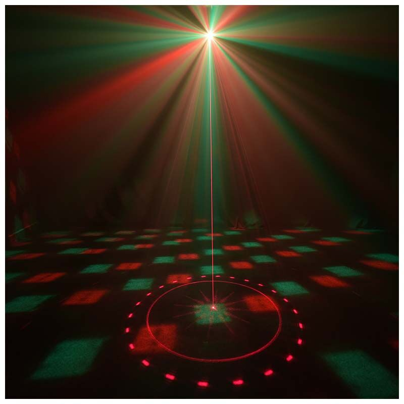 Rote und grüne Lichtstrahlen projizieren von einer zentralen Quelle auf einen dunklen Boden mit einem roten Kreis.