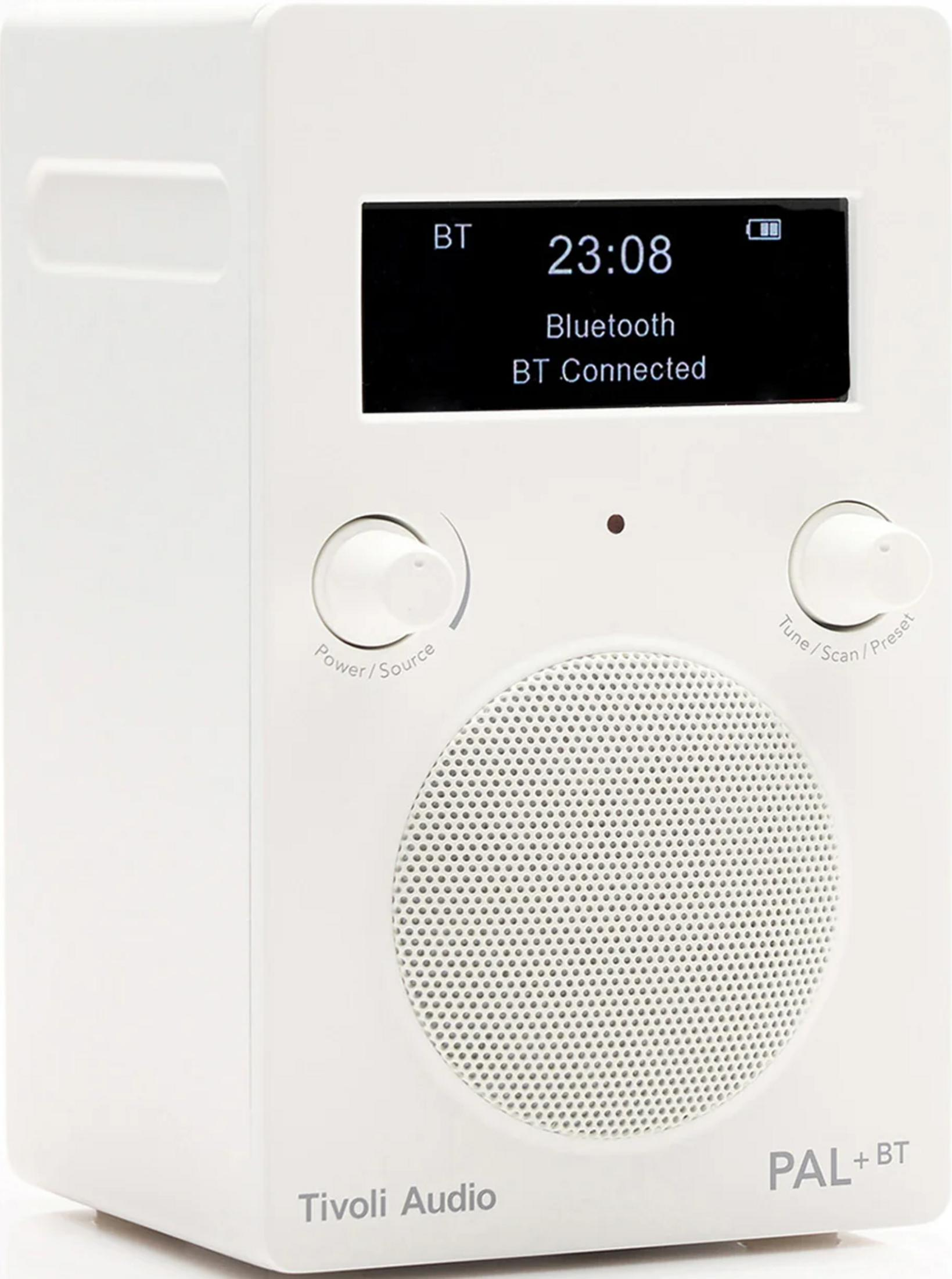 Weißes Tivoli Audio PAL+ BT Radio mit Display, Knöpfen und Lautsprecher auf weißem Hintergrund.