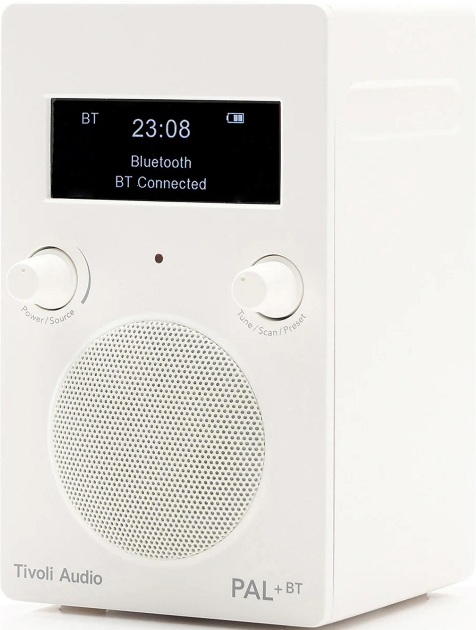 Weißes Tivoli Audio PAL+ BT Radio mit Display, Lautsprecher und Drehreglern vor weißem Hintergrund.