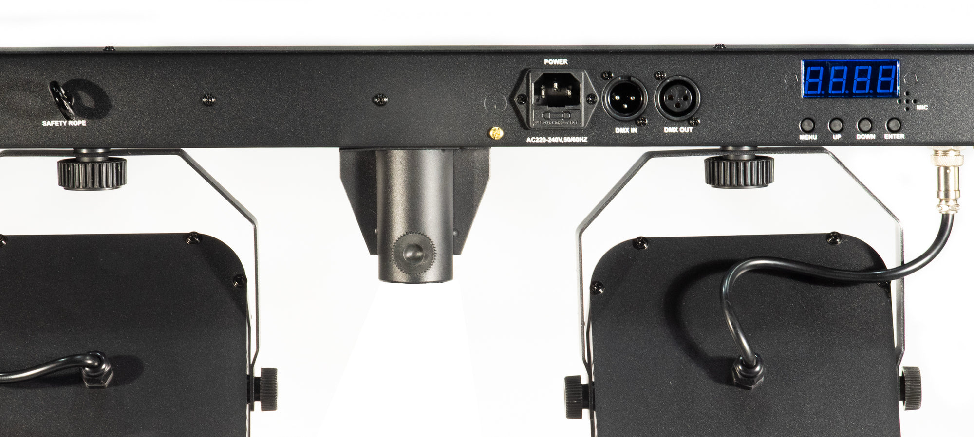 Rückseite einer schwarzen Bühnenbeleuchtung mit Anschlüssen, DMX-Ports und LED-Display.
