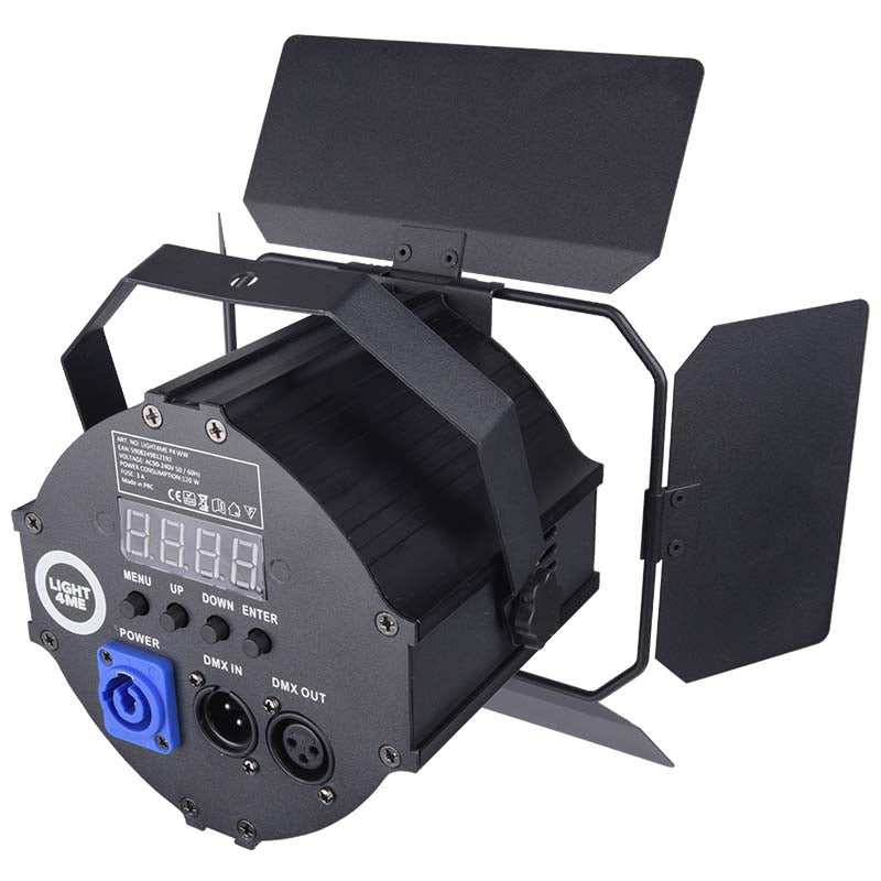 Schwarzer LED-Scheinwerfer mit Klappen, Display und Anschlüssen auf weißem Hintergrund.