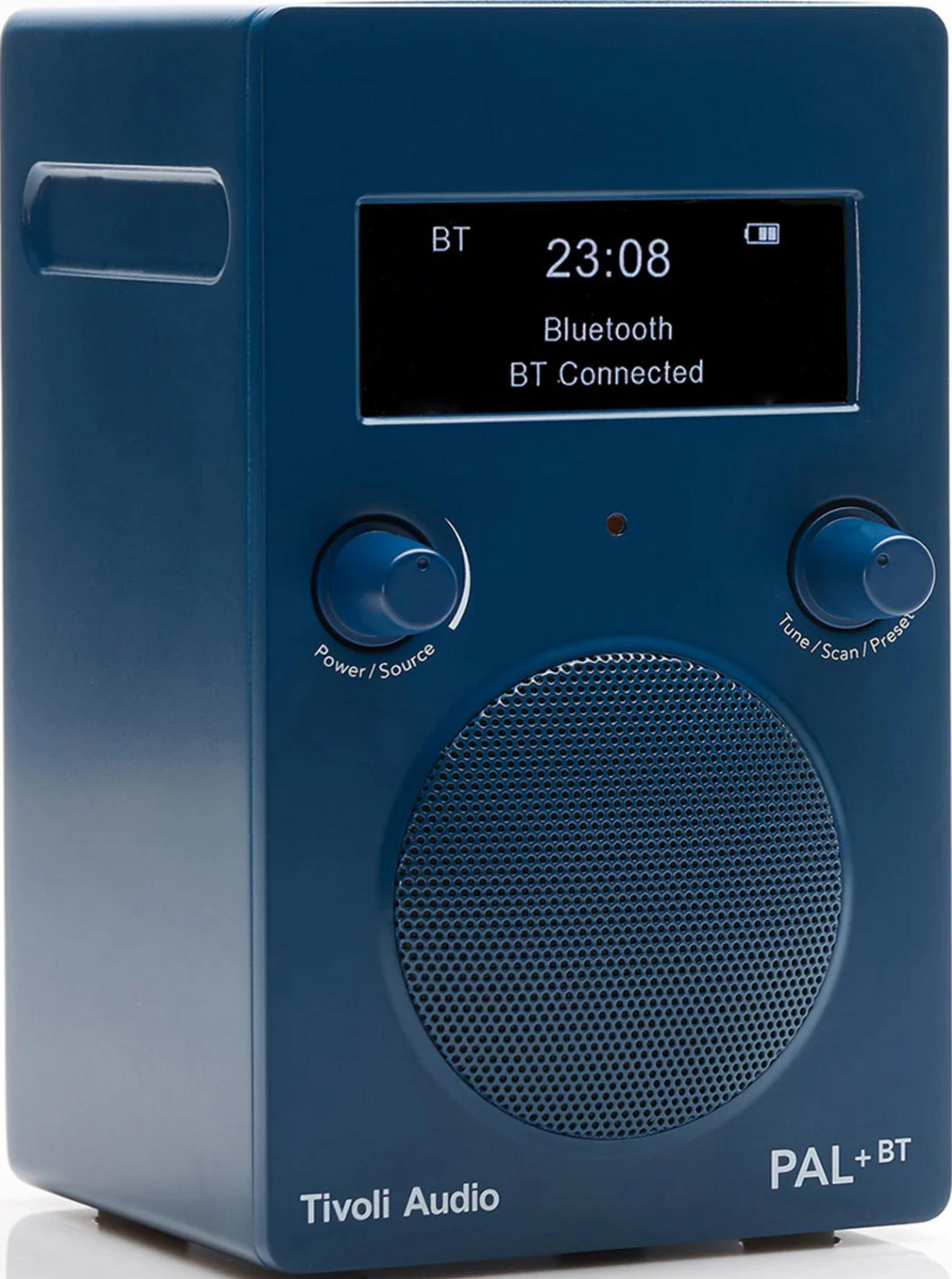 Ein blaues Tivoli Audio PAL+ BT Radio mit Display, Knöpfen und Lautsprecher.