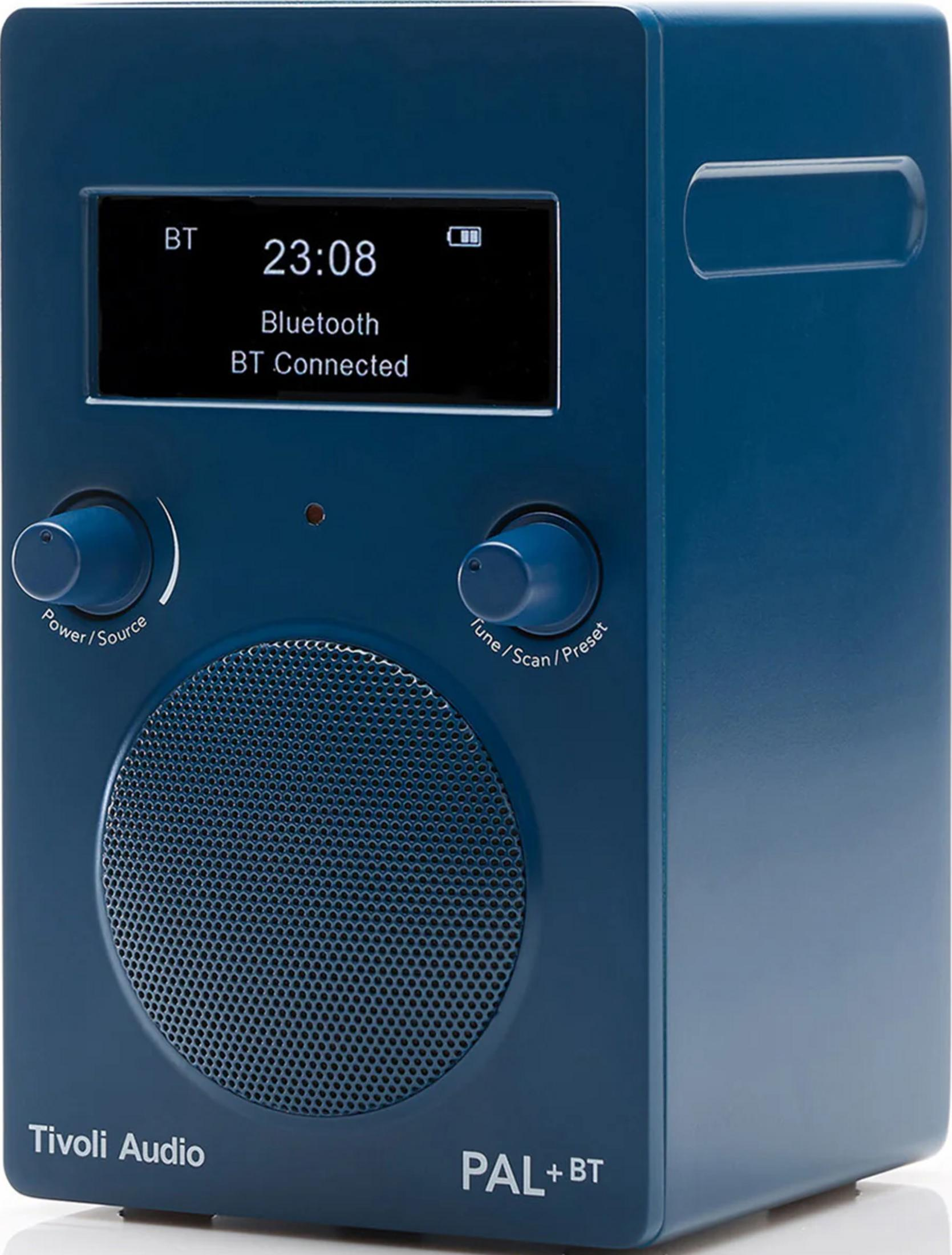 Ein blauer Tivoli Audio PAL+ BT Radio mit Display, Knöpfen und Lautsprecher auf weißem Hintergrund.