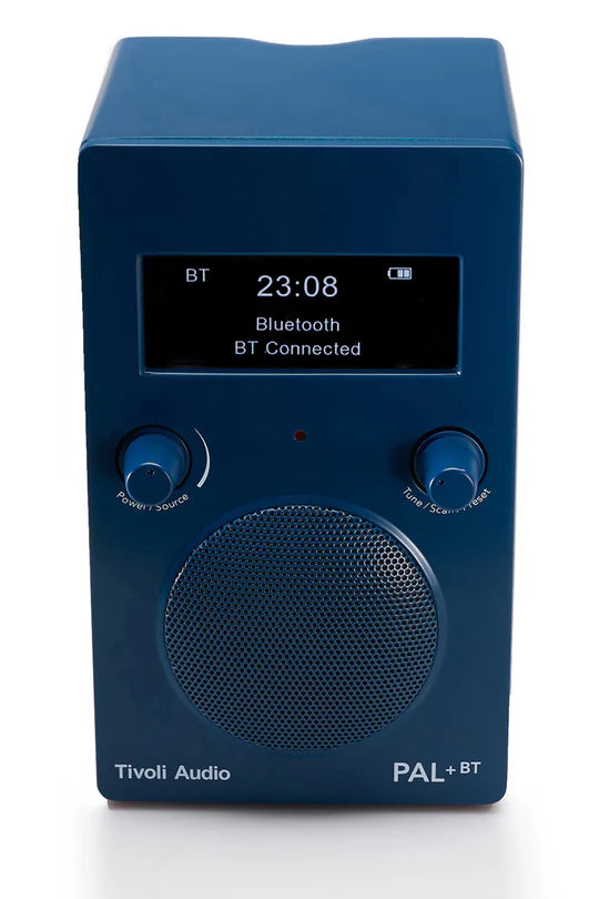 Ein blauer Tivoli Audio PAL+ BT Radio-Lautsprecher mit Display und zwei Knöpfen auf weißem Hintergrund.