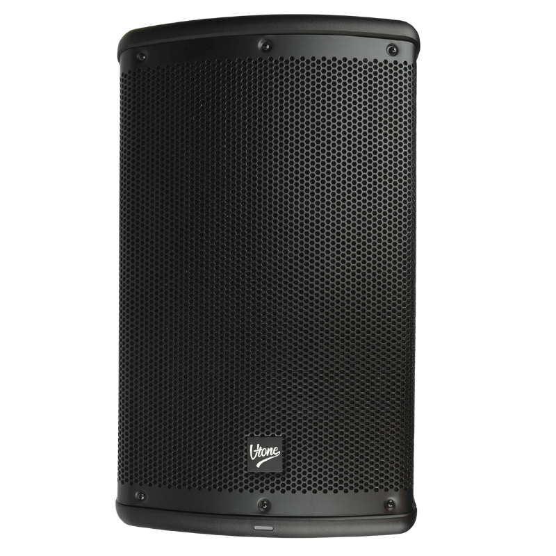 Ein schwarzer PA-Lautsprecher mit Metallgitter und weißem Logo auf weißem Hintergrund.