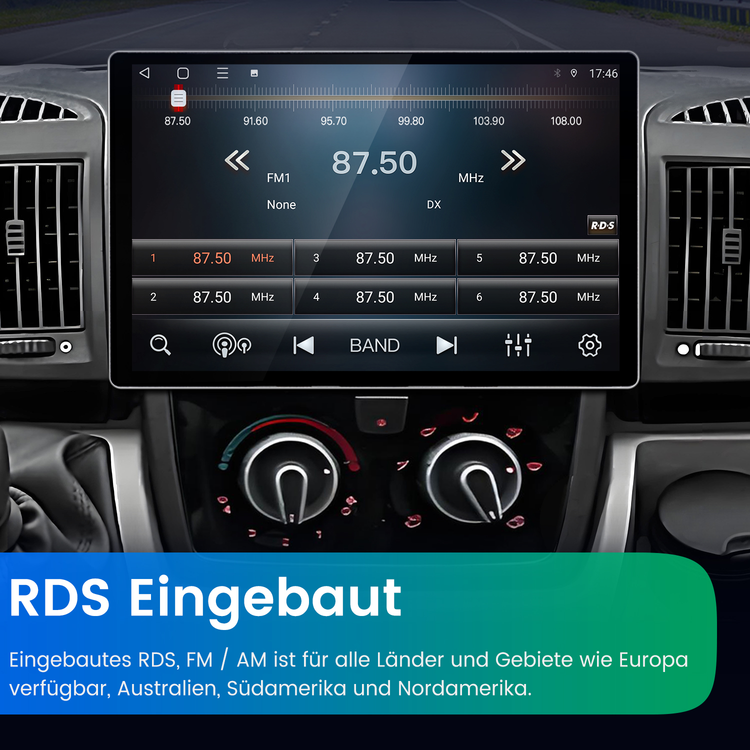 Ein Car-Audio-Bildschirm zeigt Radiofrequenzen und Bedienelemente in einem Armaturenbrett.